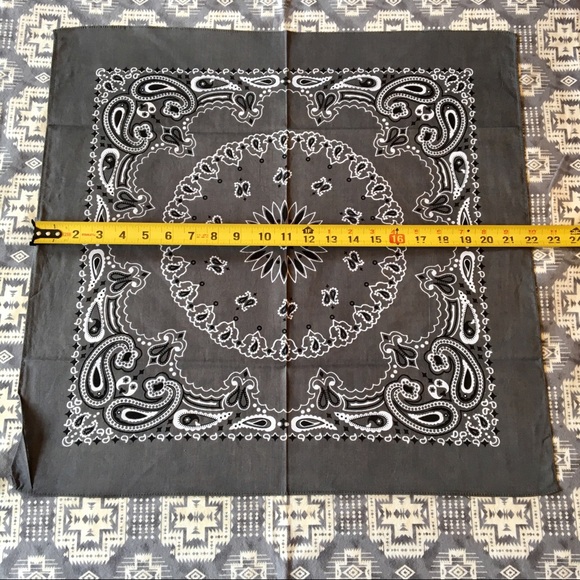 NWOT Gray bandana/ face mask 😷 - Picture 3 of 5